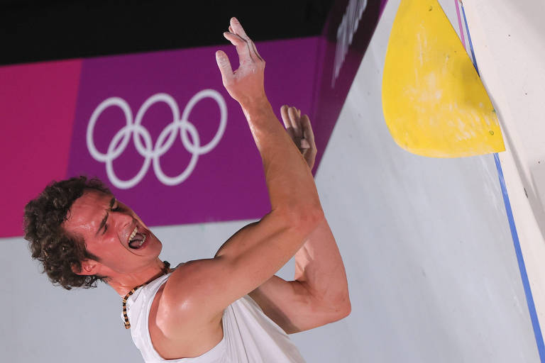 Adam Ondra durante a queda na sua partipação na escalada olímpica, em Tóquio