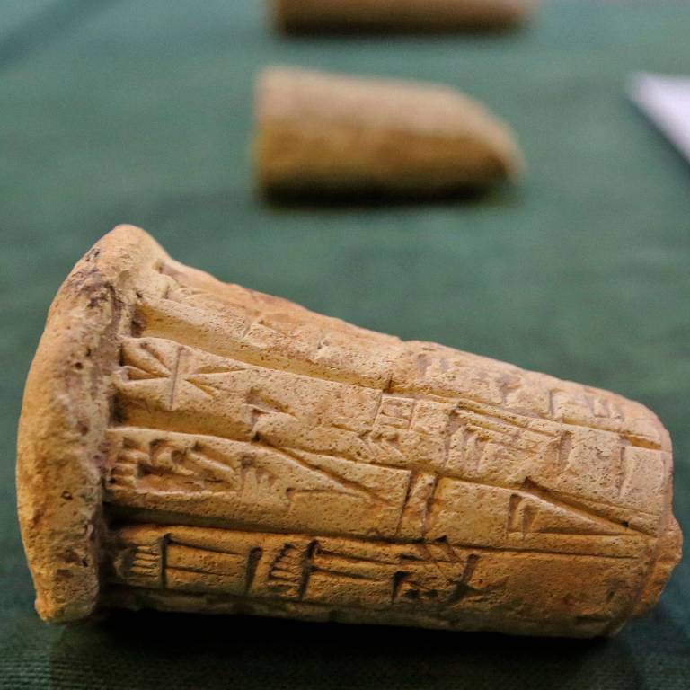 Cone de argila da Mesopotâmia com inscrições cuneiformes datado de 4.000 anos de idade, uma peça suméria encontrada onde hoje é o Iraque