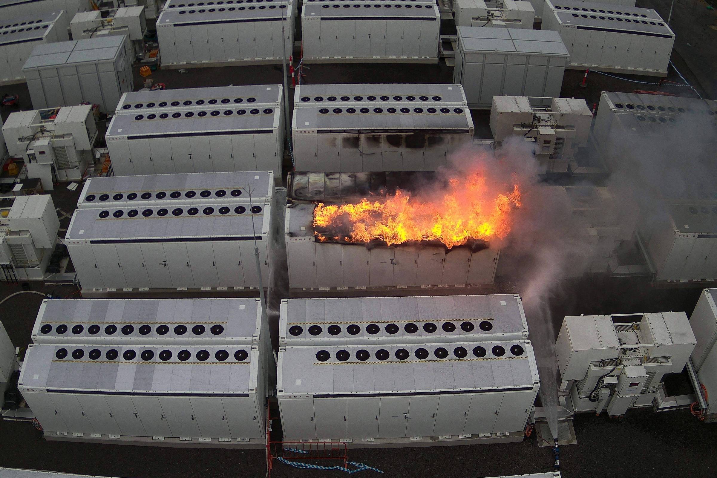 Fire battery. Тесла мегапак. Батарея Тесла. Возгорание Tesla. Аккумулятор Тесла.