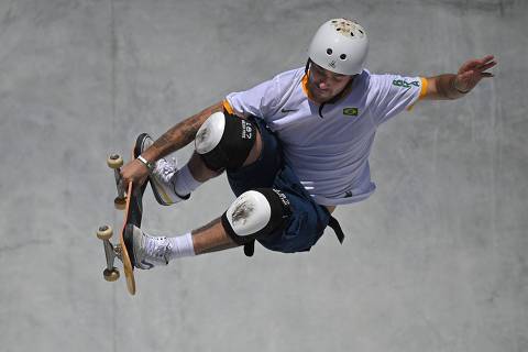 TOPSHOT - Brazil's Pedro Barros competes in the men's park heats during the Tokyo 2020 Olympic Games at Ariake Sports Park Skateboarding in Tokyo on August 05, 2021. (Photo by Lionel BONAVENTURE / AFP)