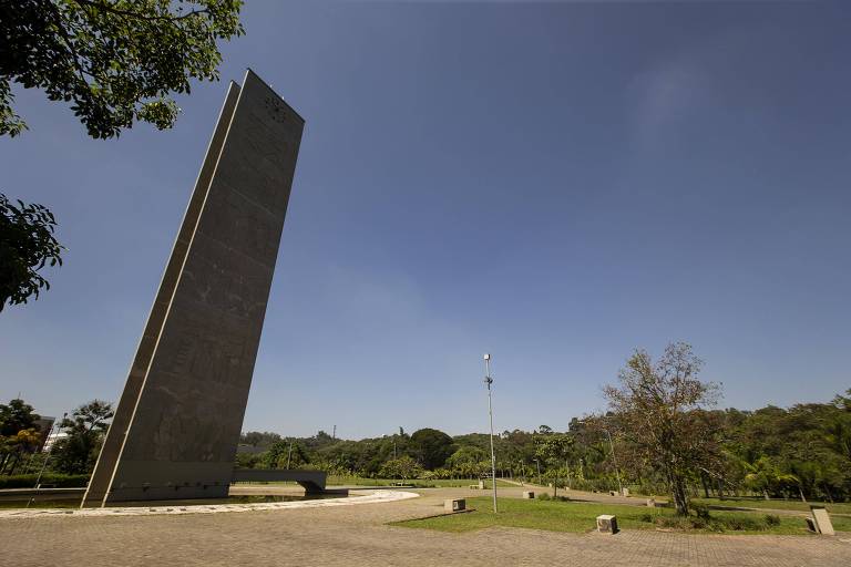 Monumento semelhante a um relógio de sol em praça da USP