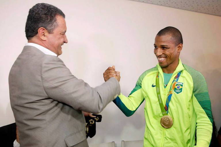 Governador da Bahia, Rui Costa (PT), recebe o boxeador Robson Conceição após medalha de ouro nas Olimpíadas do Rio, em 2016
