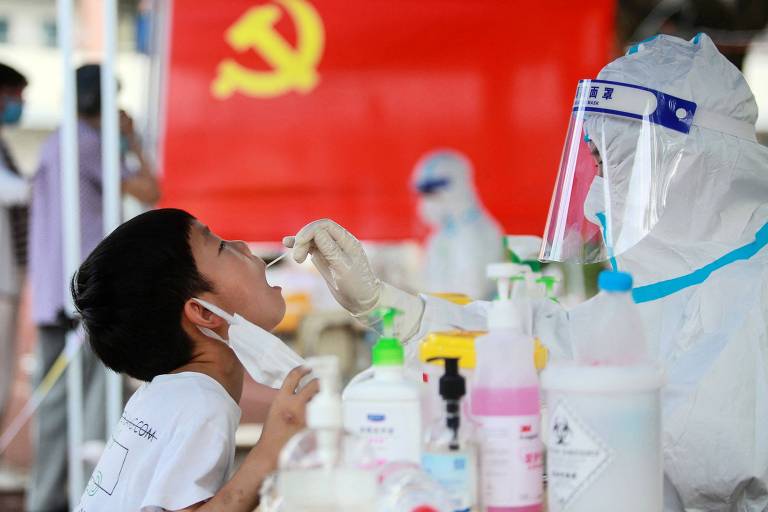 Criança faz teste para detecção do coronavírus em Yangzhou, no leste da China