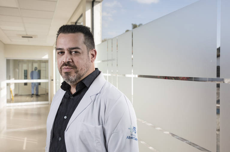 Gustavo Sales, 40, intensivista e cardiologista, chefe da UTI do Hospital Albert Sabin, na Lapa, zona oeste de São Paulo.  Ele é pai de Helena, 7, e Júlia, 2