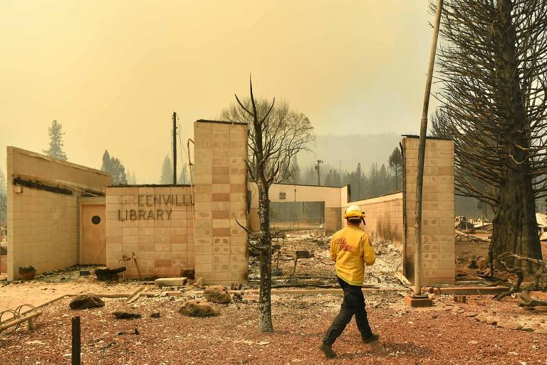 Incêndio florestal deixa cidade histórica em ruínas na Califórnia
