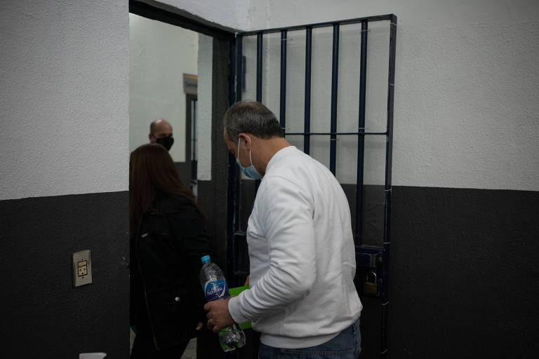 Sérgio Cabral deixa sala em que deu entrevista à Folha

