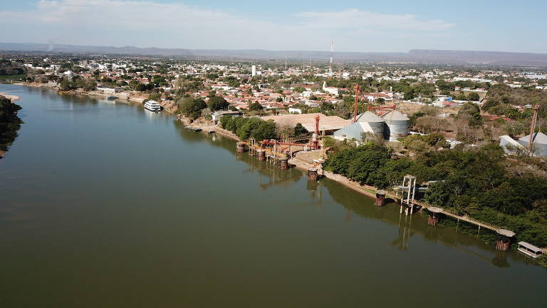 Porto de Cáceres, na margem do rio Paraguai, que enfrenta uma seca histórica