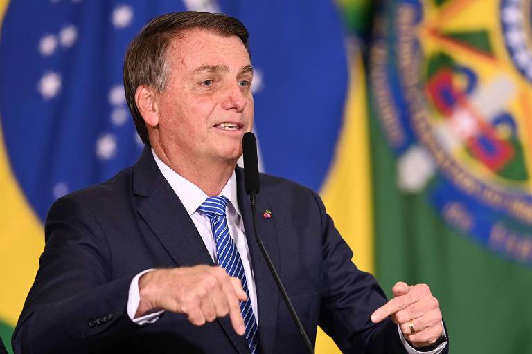 O presidente do Brasil, Jair Bolsonaro, discursa no Palácio do Planalto, em Brasília