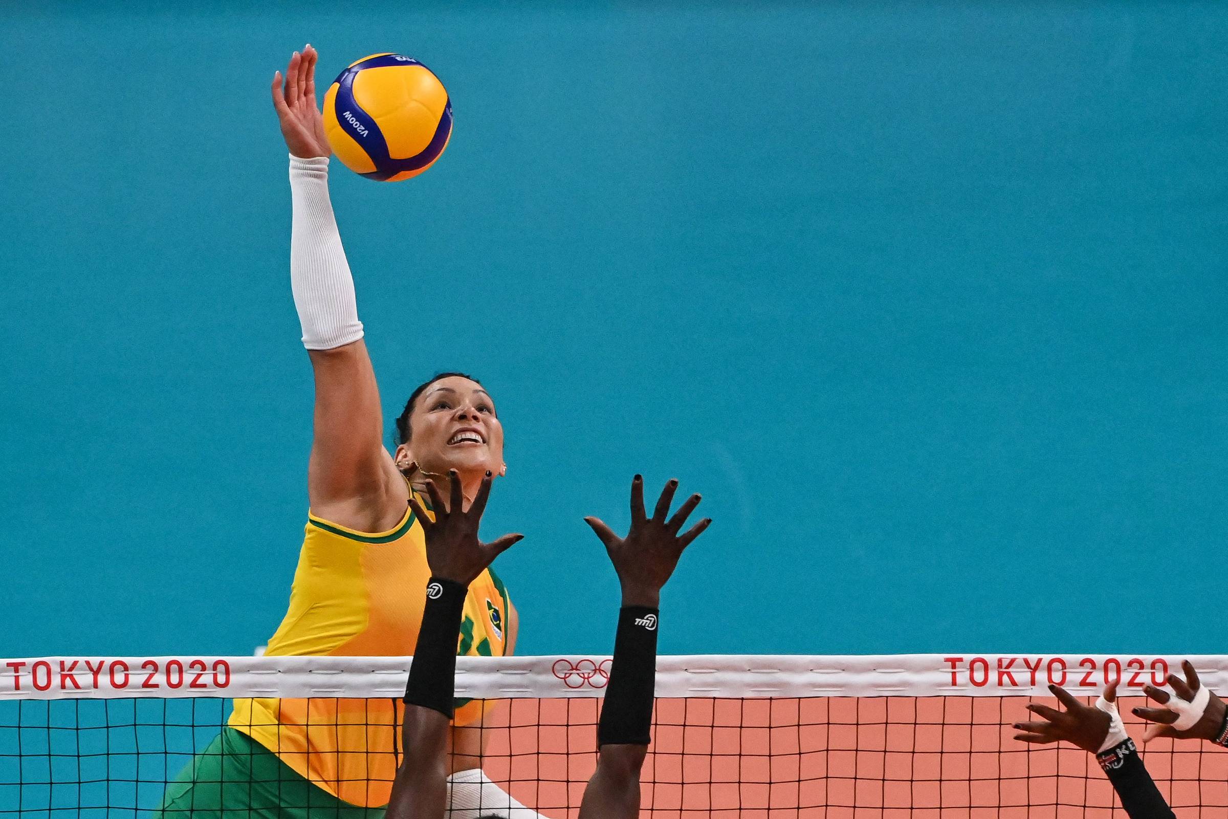 Confederação de vôlei se mobiliza para não deixar estrela da seleção  desempregada - RecordTV - R7 Pan Toronto 2015