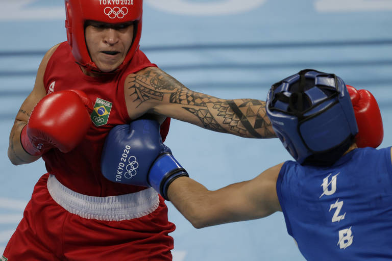 Beatriz Iasmin Ferreira do Brasil em ação contra Raykhona Kodirova do Uzbequistão