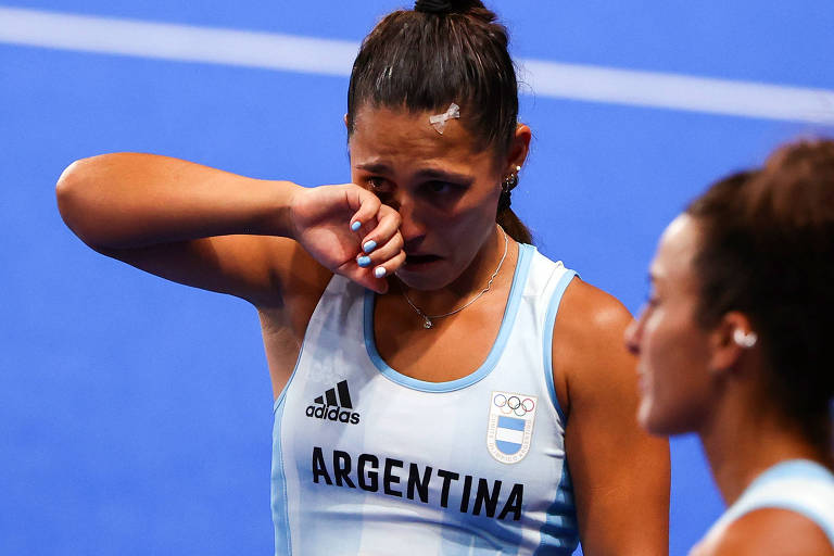 Agustina Gorzelany, da Argentina, chora após derrota para a Holanda na final