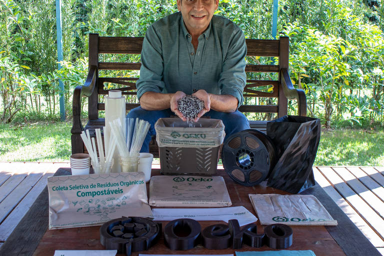 O engenheiro João Carlos Godoy Moreira, fundador da Oeko Bioplásticos, com itens da marca