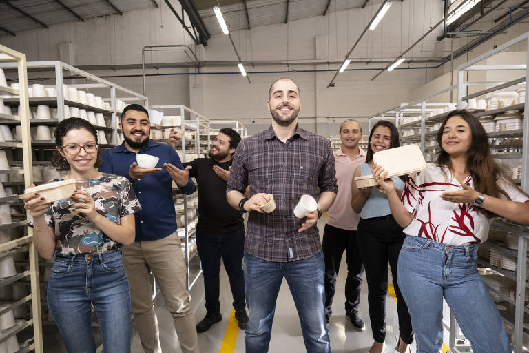 Stelvio Mazza (centro), direto da Já Fui Mandioca, na fábrica da empresa, em Diadema