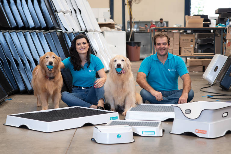 Lara Lorga, Fabio de Carvalho, e as cadelas Pepa e Lili, na fábrica da Weasy