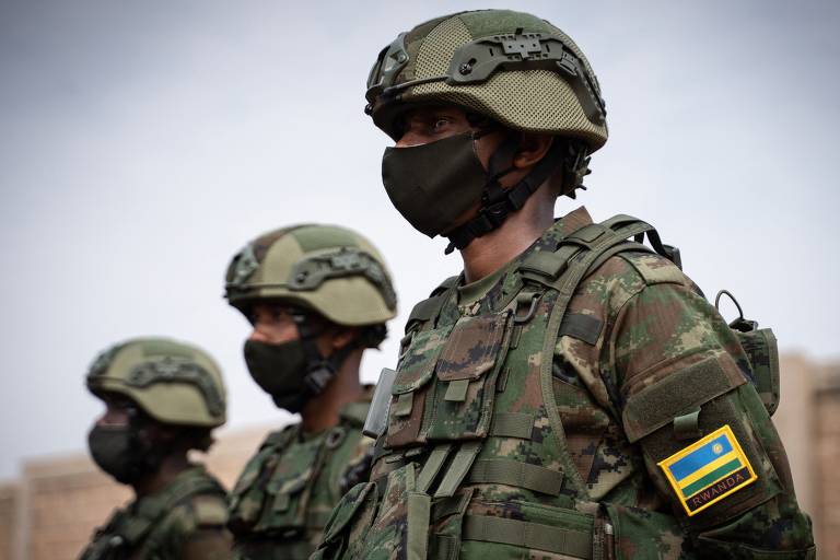 Soldados e policiais da Ruanda se preparam para embarcar em um avião à caminho de Moçambique para uma missão militar de combate ao extremismo

