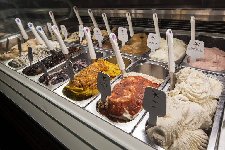 Gelado de morango e merengue em taças crocantes de coco