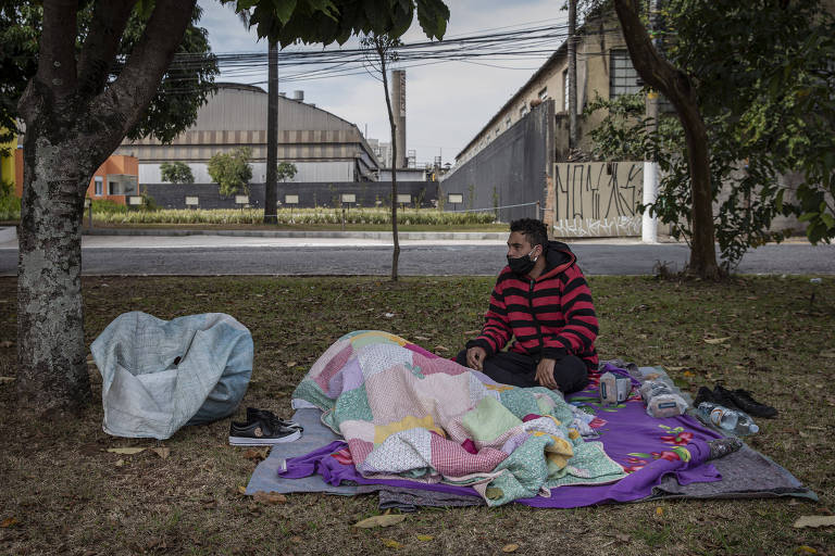 O metalúrgico Jonas Evangelista, 30, e Nicole Milena, 25, que trabalhava no Burger King (ela dorme ao seu lado); após despejo, o casal paga R$ 55 a diária em uma hospedaria da Lapa