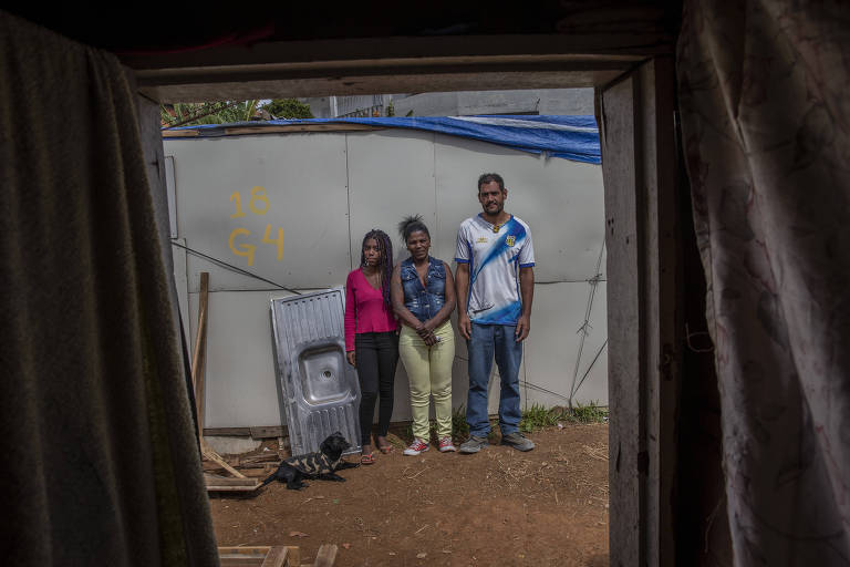 Eliana de Jesus, 43 (centro), a filha Nicole, 19, e o marido Crisemon dos Santos, 33; Eliana é diarista e o marido, auxiliar de motorista em uma fábrica. A pandemia tirou a renda do casal, que nunca havia morado na rua