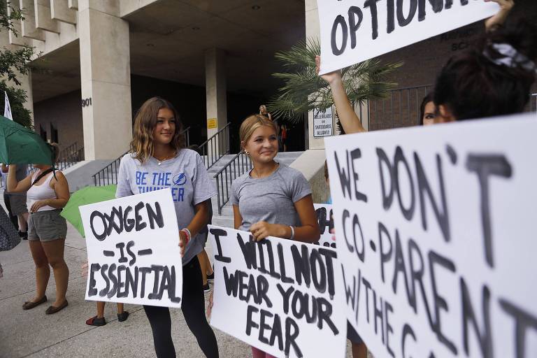 Famílias protestam contra o uso obrigatório de máscaras nas escolas em Tampa, Flórida (EUA)