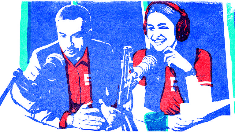 Casal em tons de azul e vermelho sentados à frente de microfones. A mulher usa um fone de ouvidos