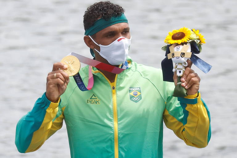 Isaquias Queiroz comemora medalha de ouro na canoagem em Tóquio