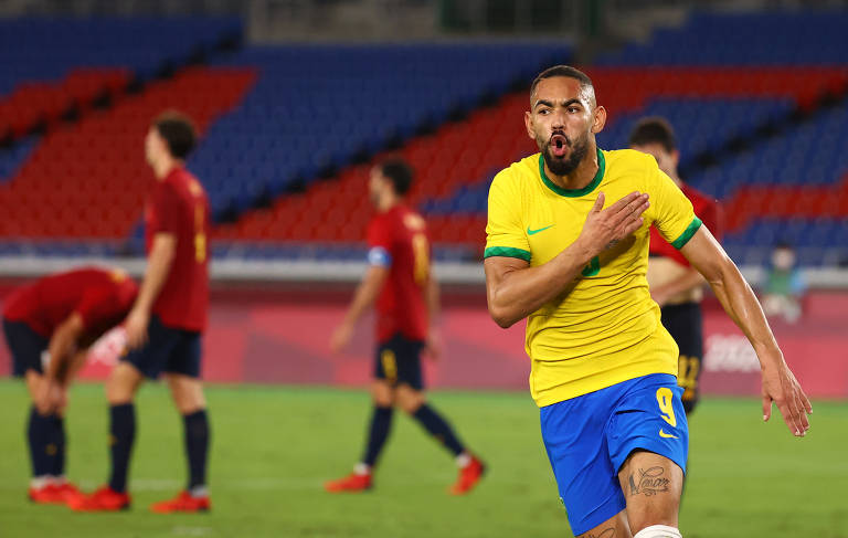 Matheus Cunha comemora gol pela seleção brasileira na final do futebol masculino nos Jogos Olímpicos