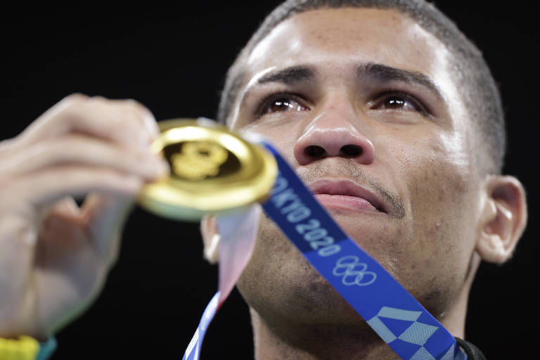 Hebert Conceição posa com a medalha de ouro conquistada na categoria até 75 kg no boxe