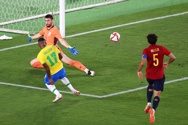 Malcom bate na saída do goleiro Unai Simón para anotar o gol da vitória do Brasil