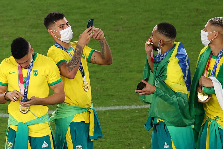Jogadores da seleção brasileira comemoram medalha de ouro no pódio em Yokohama
