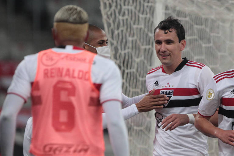 Pablo comemora gol do São Paulo sobre o Athletico pelo Campeonato Brasileiro