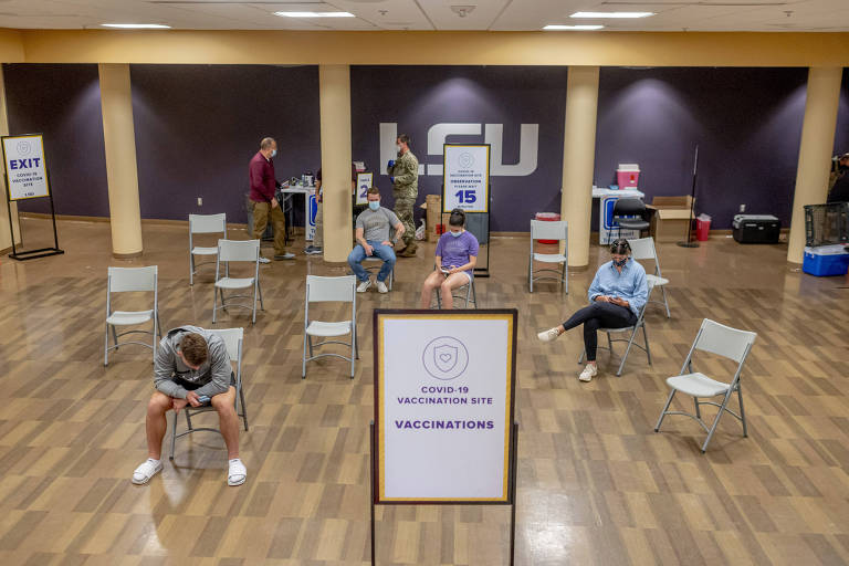 Americanos aguardam para receber vacina em posto montado em universidade, em Baton Rouge 