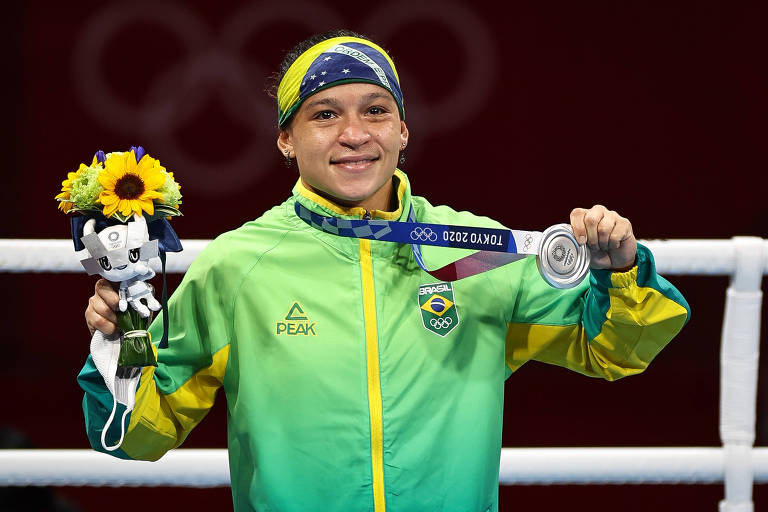 Na foto a brasileira com a medalha de prata.