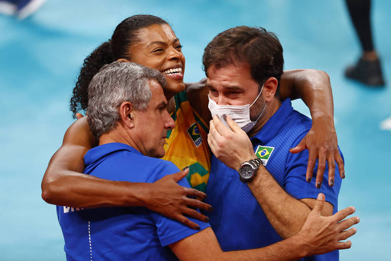 Zé Roberto abraça Fernanda Garay após a vitória na semifinal olímpica em Tóquio
