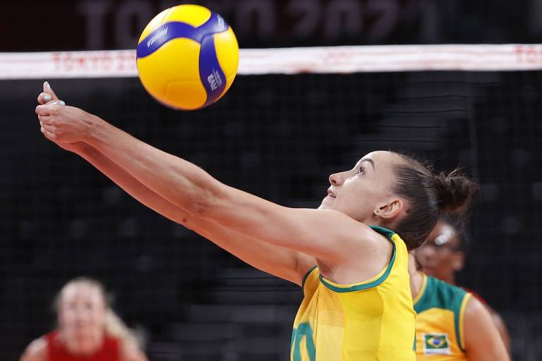 Gabi passa bola durante a final do vôlei feminino nos Jogos Olímpicos de Tóquio contra os Estados Unidos