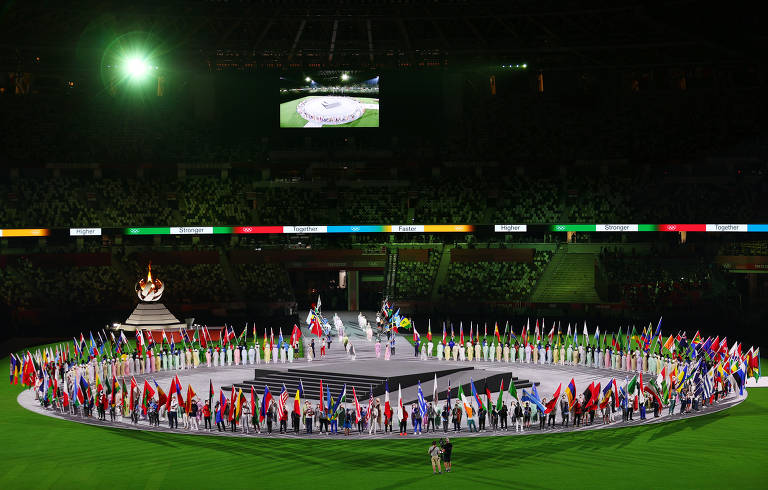 Vista geral dos porta-bandeiras dos países participantes das Olimpíadas reunidos
