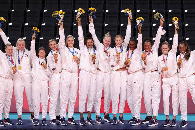 Estados Unidos recebem a medalha de ouro no vôlei feminino no último dia de Jogos Olímpicos