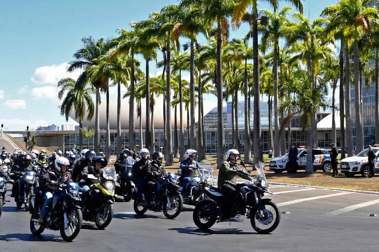 Presidente Jair Bolsonaro lidera motociclistas em evento realizado em Brasília