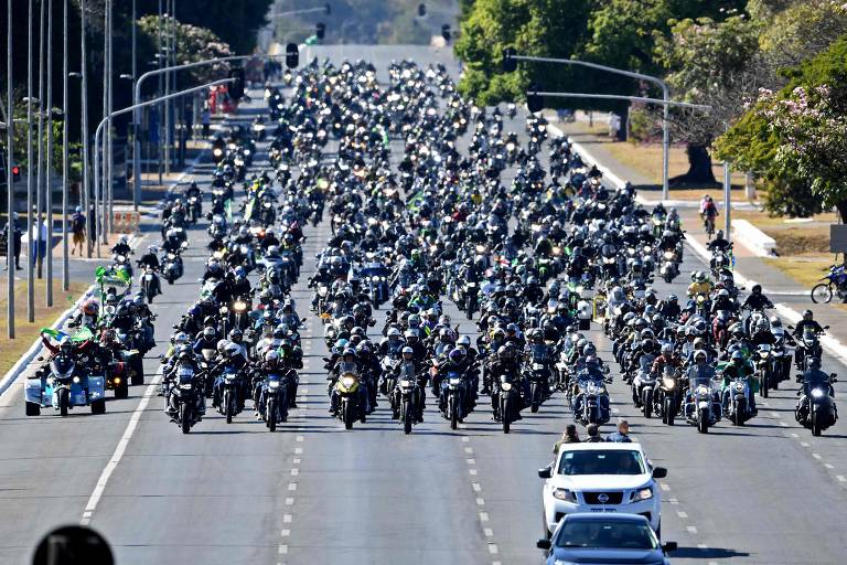 Presidente Jair Bolsonaro lidera motociclistas em evento realizado em Brasília