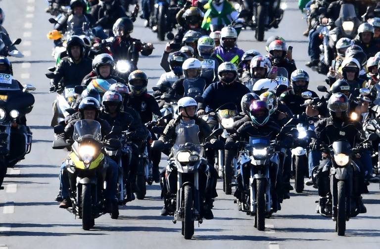 Presidente Jair Bolsonaro lidera motociclistas em evento realizado em Brasília