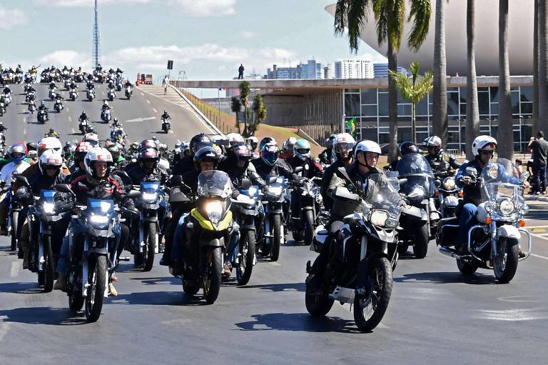 Presidente Jair Bolsonaro lidera motociclistas em evento realizado em Brasília