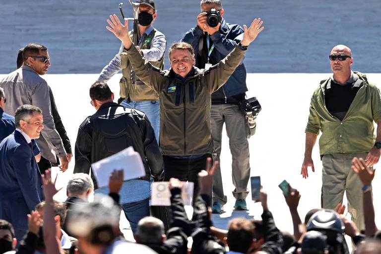 Presidente Jair Bolsonaro conversa com apoiadores durante motociata realizada em Brasília