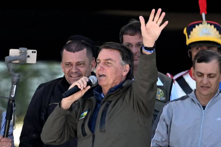 Presidente Jair Bolsonaro conversa com apoiadores durante motociata realizada em Brasília