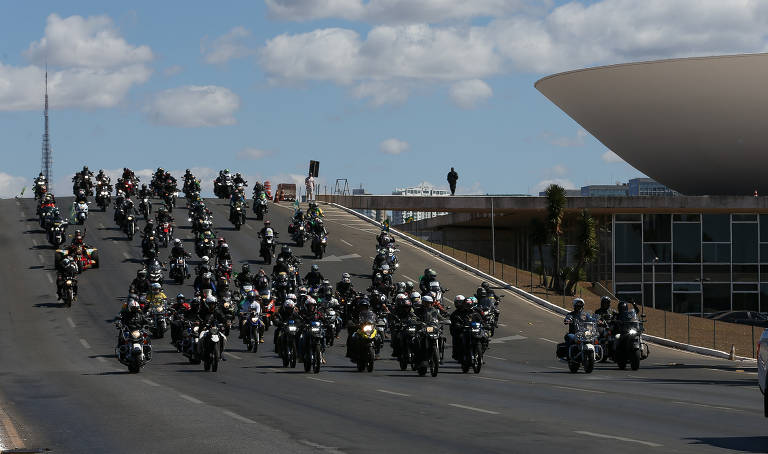 O presidente Jair Bolsonaro e apoiadores fazem um passeio de moto, saindo do Palácio do Planalto.