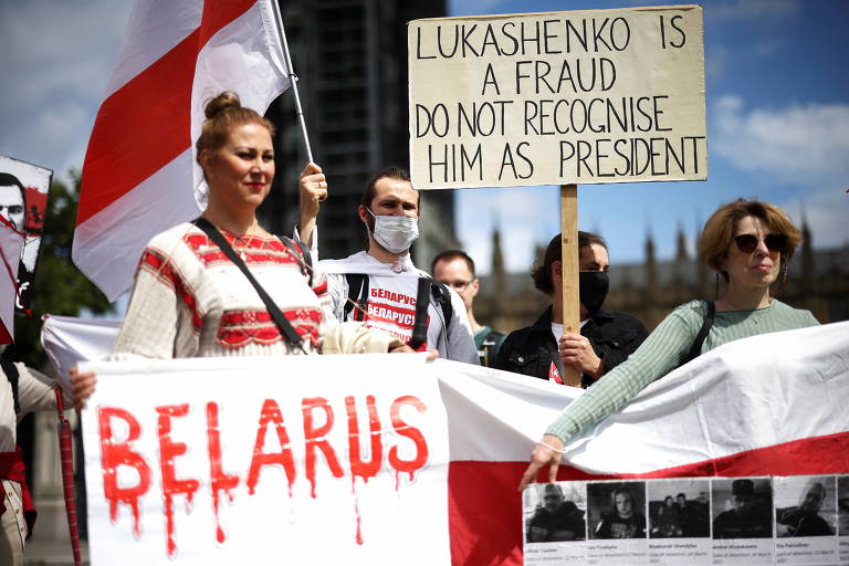 Manifestantes protestam contra o ditador de Belarus em Londres, na Inglaterra