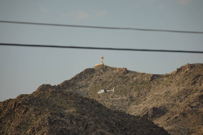 Topo de montanha é visto no horizonte a distância