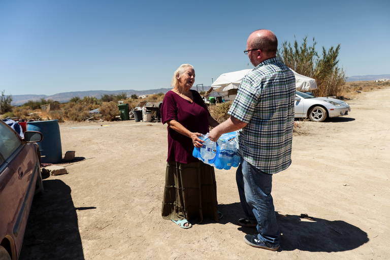 Voluntário leva água a acampamento de sem-teto em meio a onda de calor perto de Los Angeles, Califórnia (EUA)