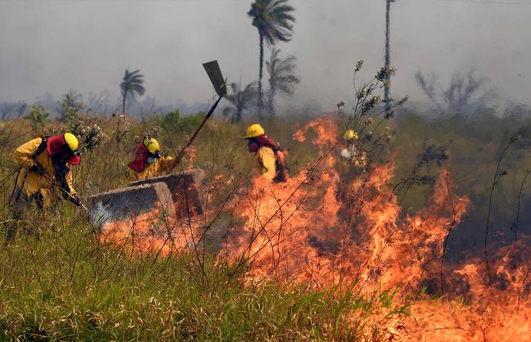 Fogo perto do aeroporto de Viru Viru, em Santa Cruz, Bolívia