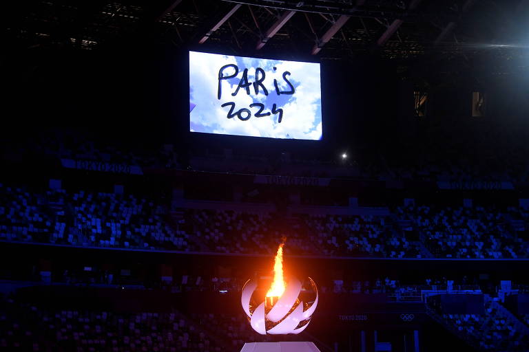 Painel indica Paris-2024 durante cerimônia de encerramento de Tóquio-2020