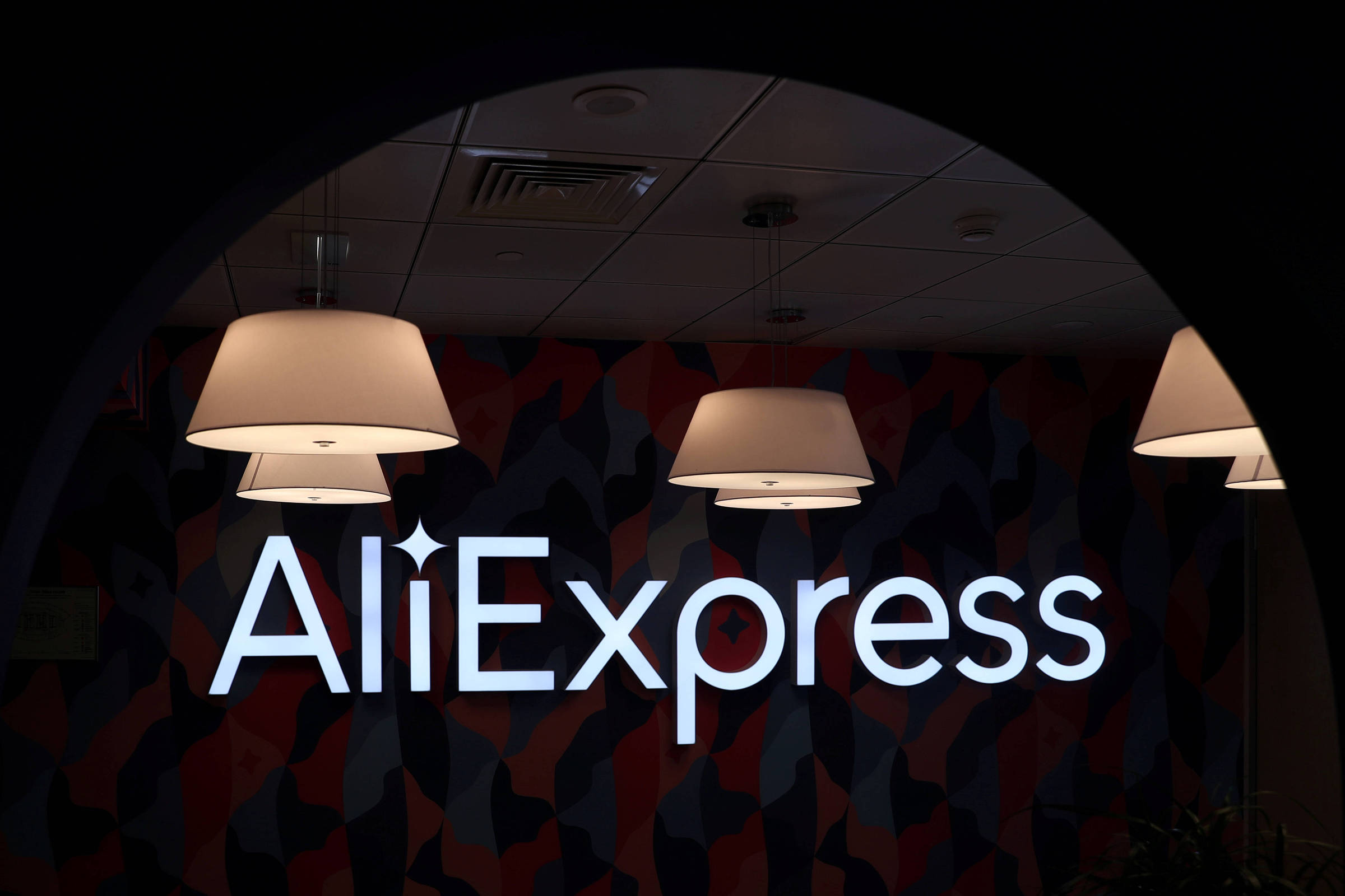 Logo do AliExpress em escritório da empresa em Moscou; Dia dos Solteiros é a maior datado varejo eletrônico  