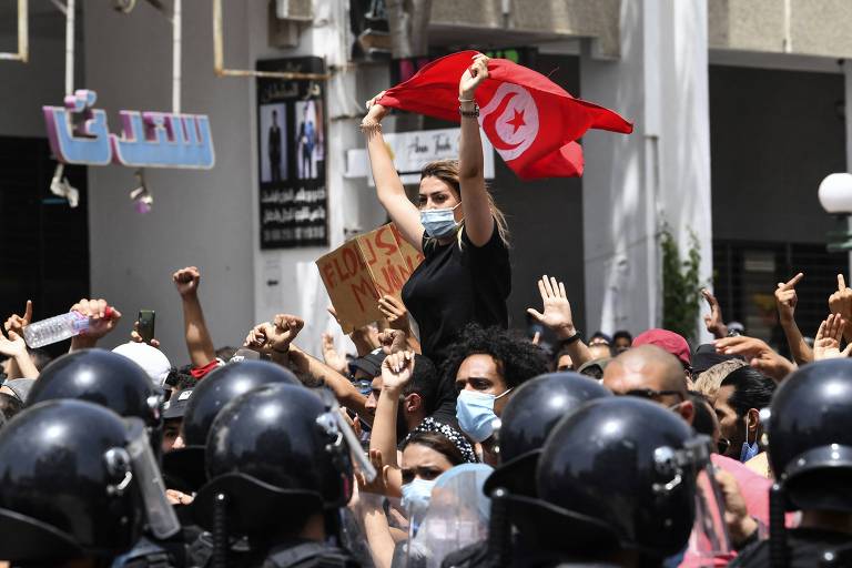 Manifestantes vão às ruas na Tunísia após presidente suspender Parlamento; protestos são reflexo da gestão da pandemia da Covid e de contínuas crises econômicas desde a Primavera Árabe, em 2011